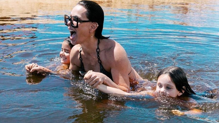 Carolina Ferraz de fárias em Caraíva, nadando com a filha Ana Izabel - Reprodução/ Instagram