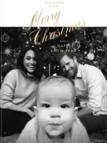 O príncipe Harry e Meghan Markle com o filho Archie em cartão de Natal - Reprodução/Twitter/The Queen"s Commonwealth Trust