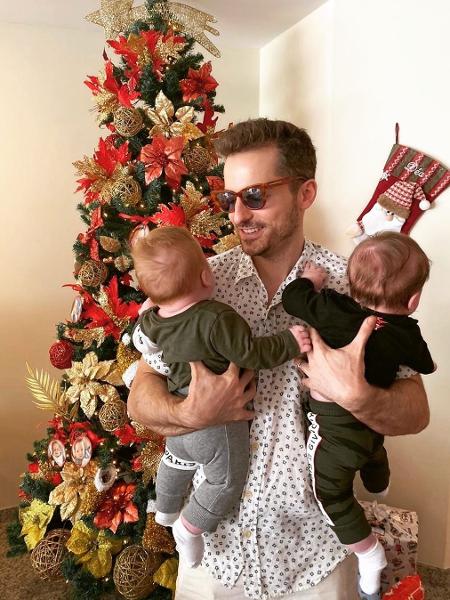 Thales Bretas e os filhos gêmeos dele com Paulo Gustavo - Reprodução/Instagram