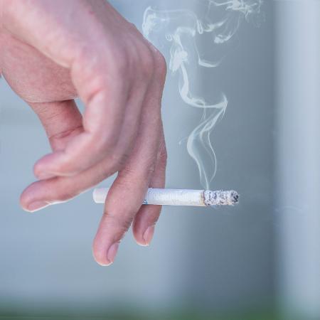 Fumantes que testaram positivo para covid-19 tiveram duas vezes mais probabilidade de ir ao hospital  - iStock