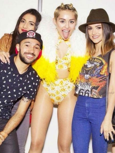 Com amigos, Manu Gavassi (à direita) faz foto com a cantora Miley Cyrus - Arquivo Pessoal