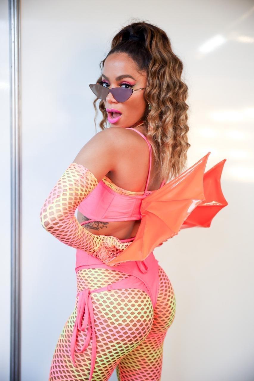 Resultado de imagem para Anitta se fantasia de cobra para o Carnaval de Boa Viagem