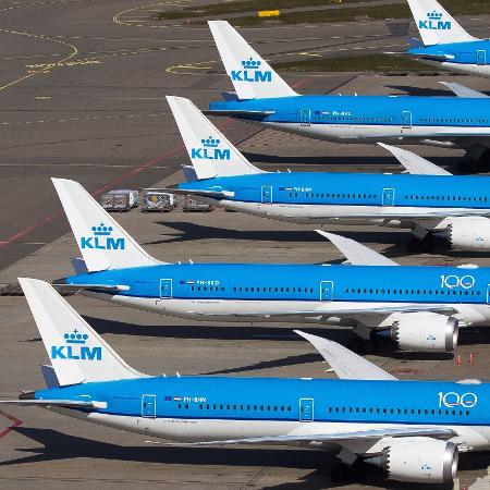 Aviões da KLM parados no aeroporto de Amsterdã