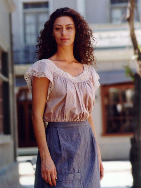 Paola (Maria Fernanda Cândido), a bela imigrante italiana se apaixona por Augusto (Gabriel Braga Nunes), filho de seu patrão Altino (Odilon Wagner). Abandona a vida no campo para viver em São Paulo, perto do seu amante. No decorrer da história, vive uma paixão intensa com Francesco (Raul Cortez) - Divulgação/Globo - Divulgação/Globo