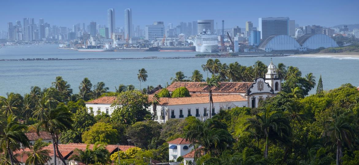 A igreja de Dom Bosco, em Olinda. Ao fundo, a cidade de Recife - Getty Images