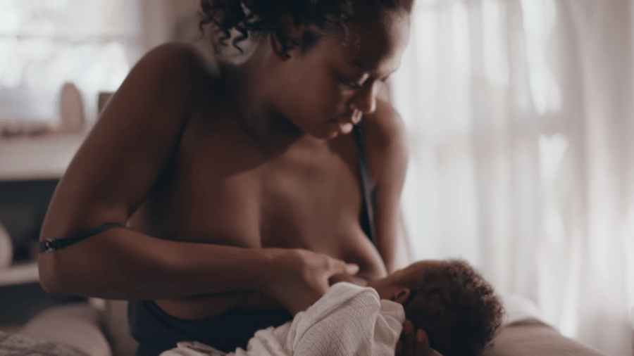 Cena do comercial da marca Frida Mom, de higiene feminina - Reprodução / Youtube