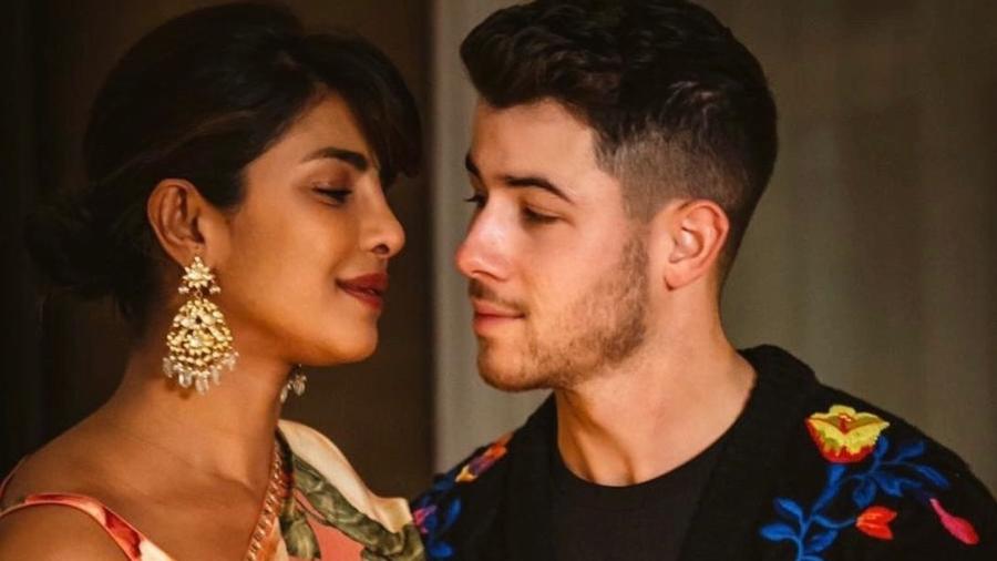 Priyanka Chopra e Nick Jonas estão casados desde 2018 e contrataram uma barriga de aluguel  - Imagem: Reprodução/Instagram@priyankachopra