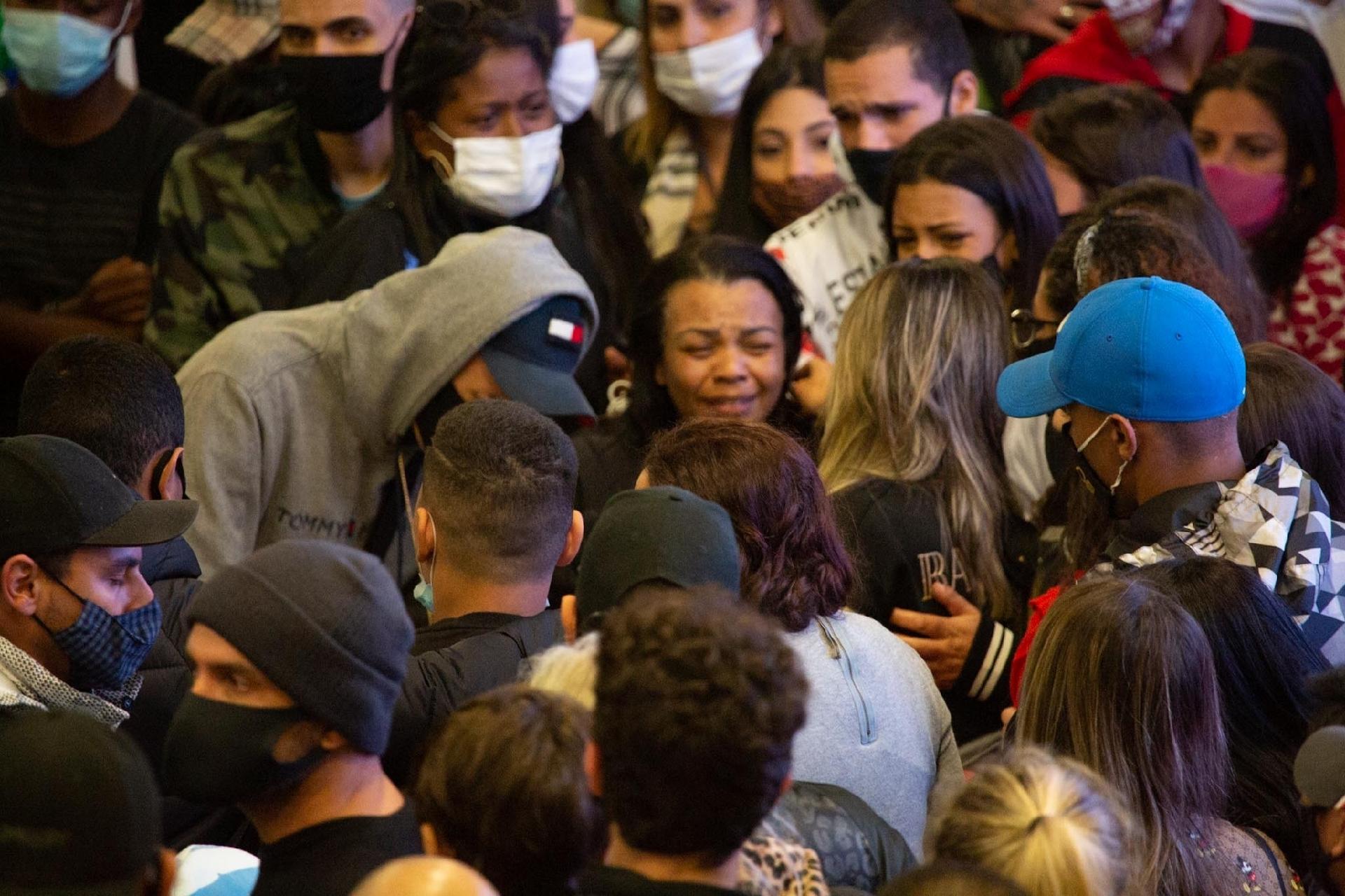 A mãe do cantor, Valquíria Nascimento, é confortada por familiares e fãs - Amauri Nehn/Brazil News
