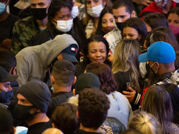 A mãe do cantor, Valquíria Nascimento, é confortada por familiares e fãs - Amauri Nehn/Brazil News