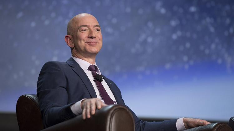 Jeff Bezos, fundador da gigante Amazon, tem patrimônio de aproximadamente 203 bilhões de dólares (mais de 1 trilhão de reais), de acordo com a Forbes