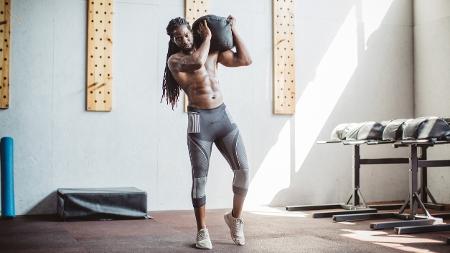 Treino com sandbag, treinamento funcional; exercício - iStock - iStock