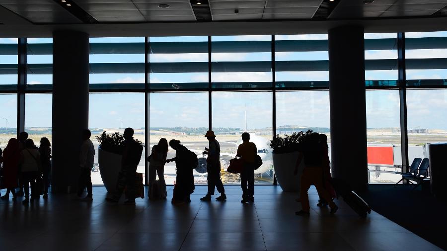 Turistas embarcando em um avião no terminal do aeroporto de Istambul - iStockphotos