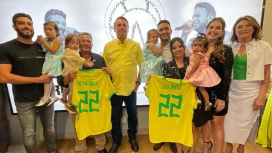 Jair Bolsonaro ao lado de Edson Alves Reis, pai de Henrique e Juliano, e da dupla e familiares - Reprodução/Twitter