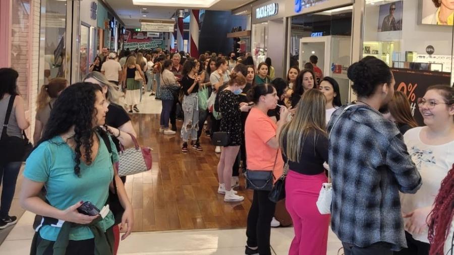 Fila para entrar na Shein, na tarde deste sábado (12), no Shopping Vila Olímpia - Beatriz Pacheco/UOL