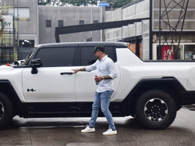 Felipe Titto passeia por São Paulo com carro de R$ 2,3 milhões