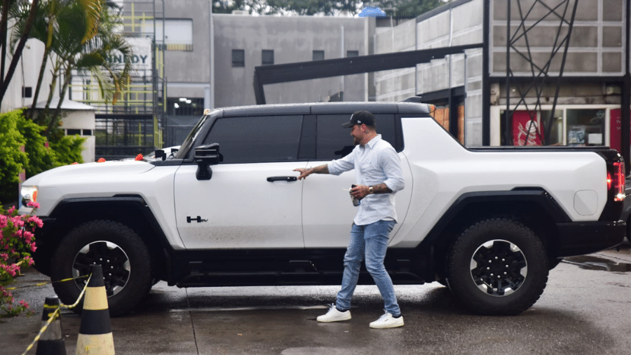 Felipe Titto passeia com seu carro por SP, um Hummer EV, avaliado em R$ 2,3 milhões - Instagram