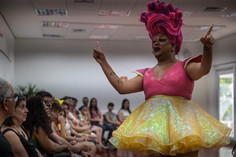 A drag queen Paulo Reis, conhecido como Helena Black, no Teatro do SESI, São José dos Campos