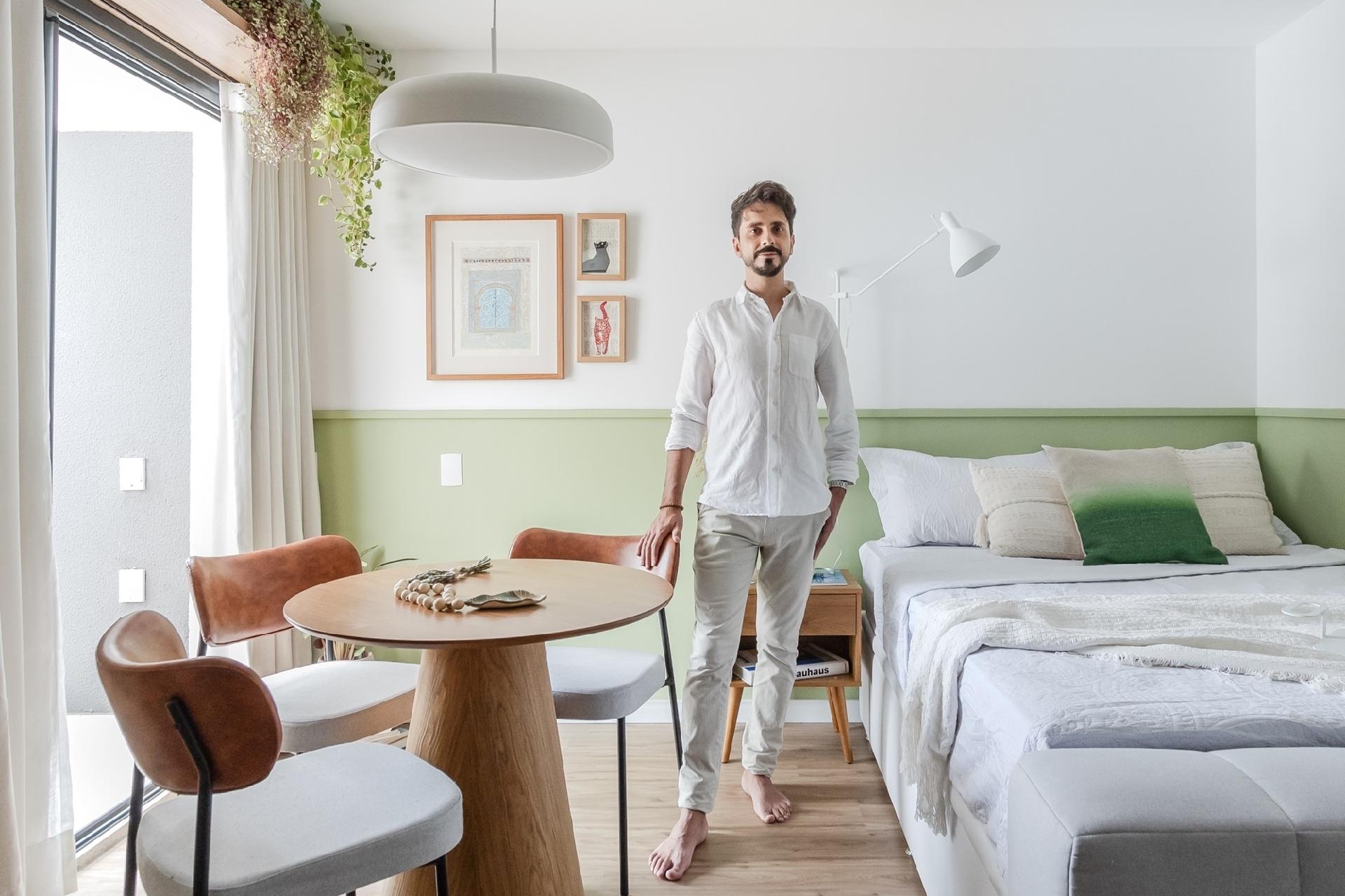 Morar por algum tempo e dispor o apartamento para locação é cada vez mais comum em cidades como São Paulo. E a dica é otimizar os espaços, já que estúdios como esse de 40 m² podem se tornar amplos com soluções de arquitetura. Assim o projeto do arquiteto Raphael Wittmann, do Rawi Arquitetura, começa a enumerar as ideias deste apê. - Thiago e Dam Mol/Divulgação