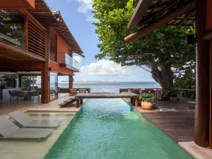 Casa de 418 m² na Ilha de Itaparica tem piscina que parece desaguar no mar