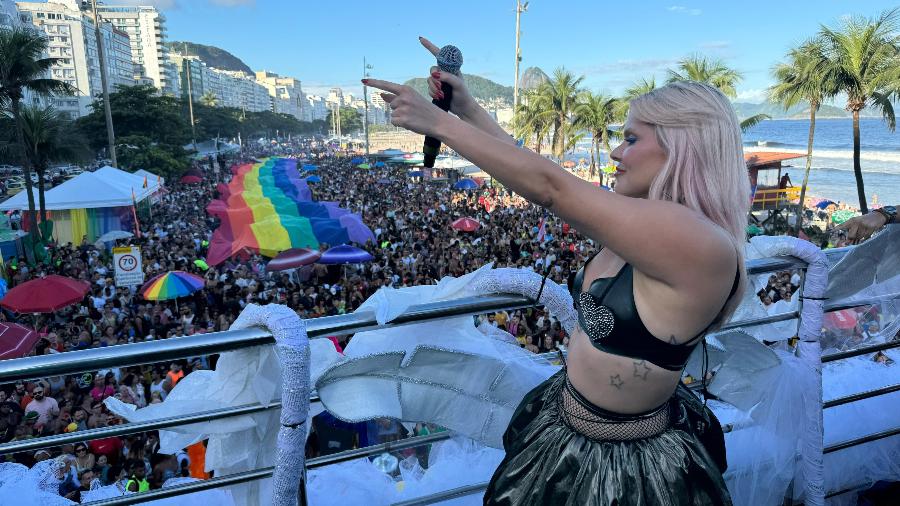 A cantora Duda Beat comanda trio elétrico na Parada do Orgulho LGBTI+, no domingo (24), no Rio - Daniele Dutra/UOL