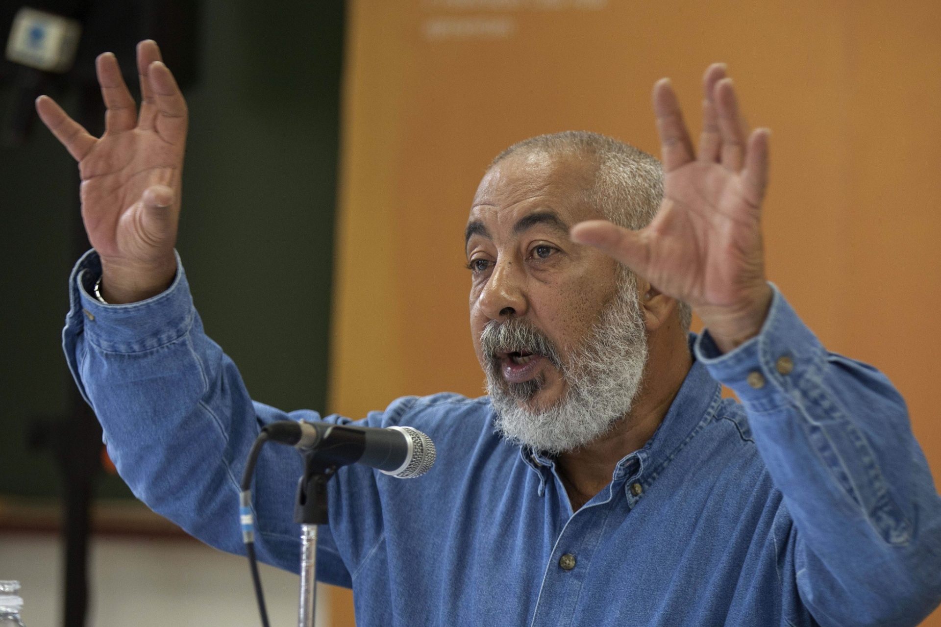 2.jul.2015 - O escritor e jornalista cubano Leonardo Padura, ganhador do prêmio Princesa de Astúrias das Letras participa hoje, quinta-feira 02 de julho de 2015 da conferência de imprensa durante a Flip, Festa Literária Internacional de Paraty. - Sebastião Moreira/EFE