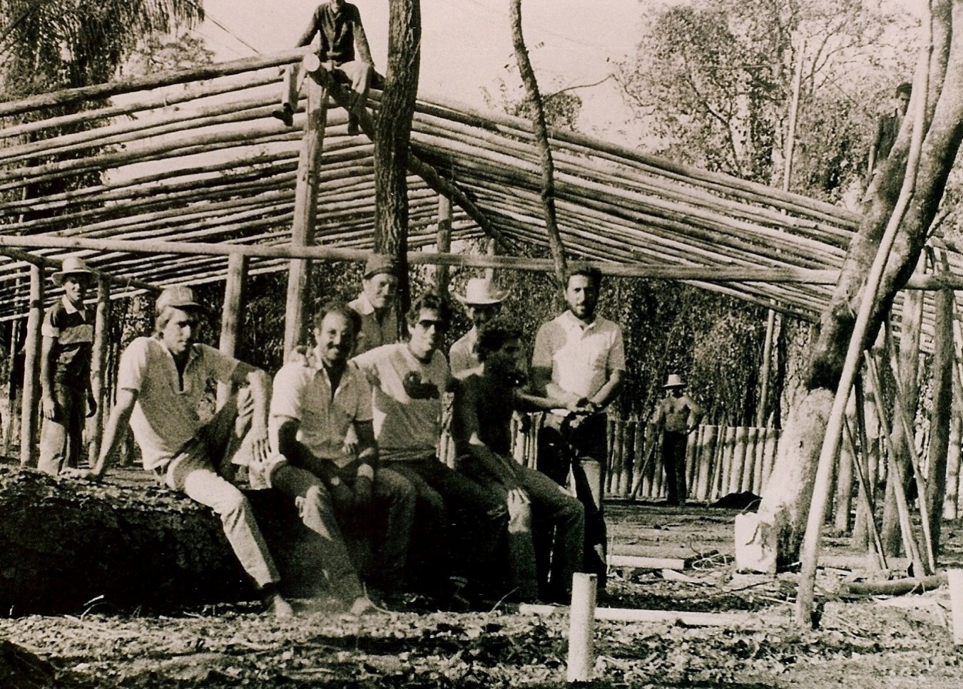 Membros d'Os Independentes e operários trabalham na construção do Parque do Peão de Barretos, em 1985 - Divulgação