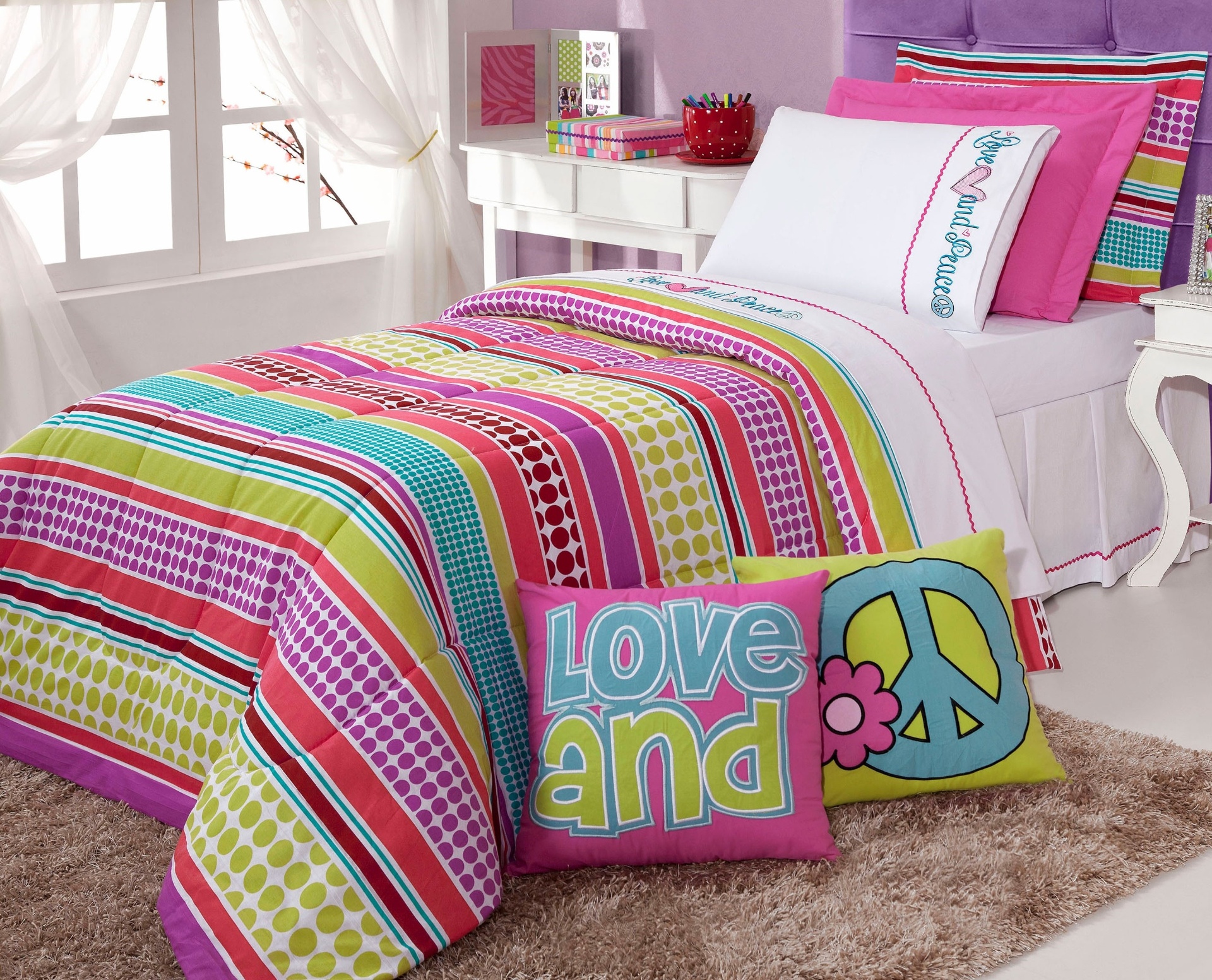 Jogo de cama de solteiro Lola, 100% algodão e 150 fios, composto por lençol de elástico, lençol comum e fronha, à venda na Mobly (www.mobly.com.br). As medidas dos lençóis são 140 cm x 145 cm. R$ 159,99. Preço pesquisado em agosto de 2015 e sujeito a alterações - Divulgação