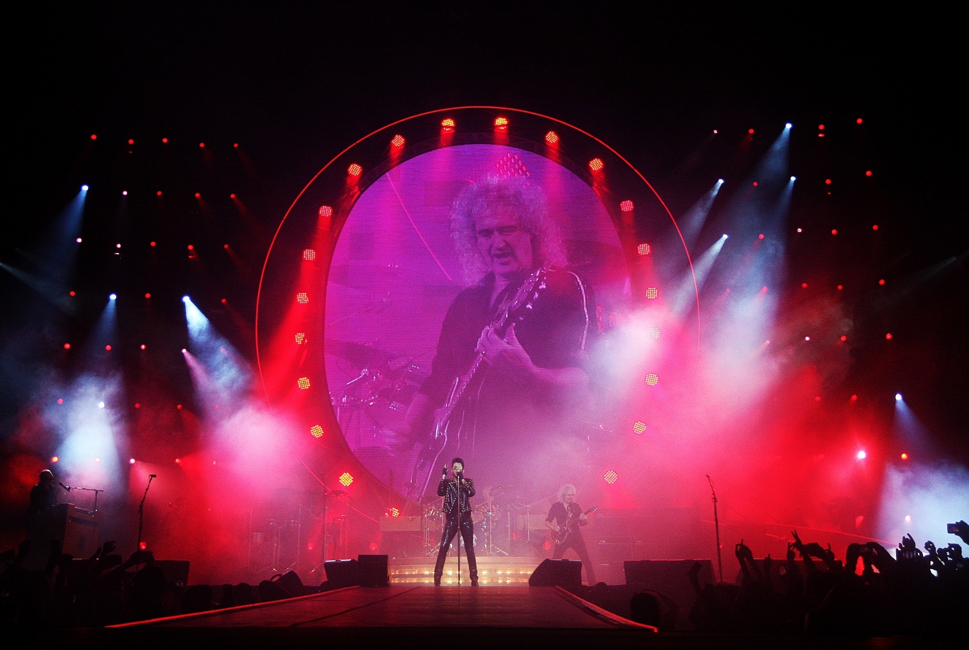 16.set.2015 - Com o vocalista Adam Lambert, o Queen se apresenta em São Paulo, no Ginásio do Ibirapuera. Apresentação faz parte da turnê "Don't Stop Them Now - QUEEN + Adam Lambert: Supersonic Men" - Reinaldo Canato /UOL