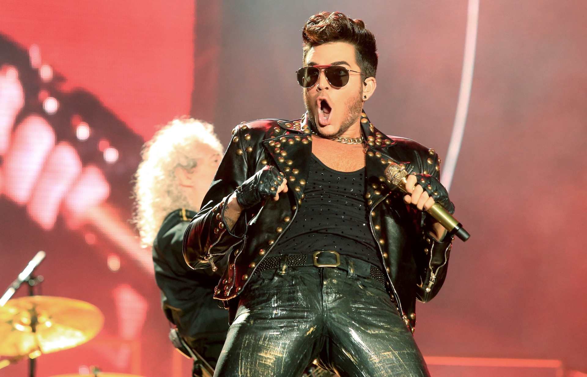 18.set.2015 - Adam Lambert canta à frente do Queen em homenagem a Freddie Mercury no Rock in Rio 2015. A banda inglesa tem longa história no festival, sendo a primeira a fechar para se apresentar em 1985 - Marco Antônio Teixeira/UOL