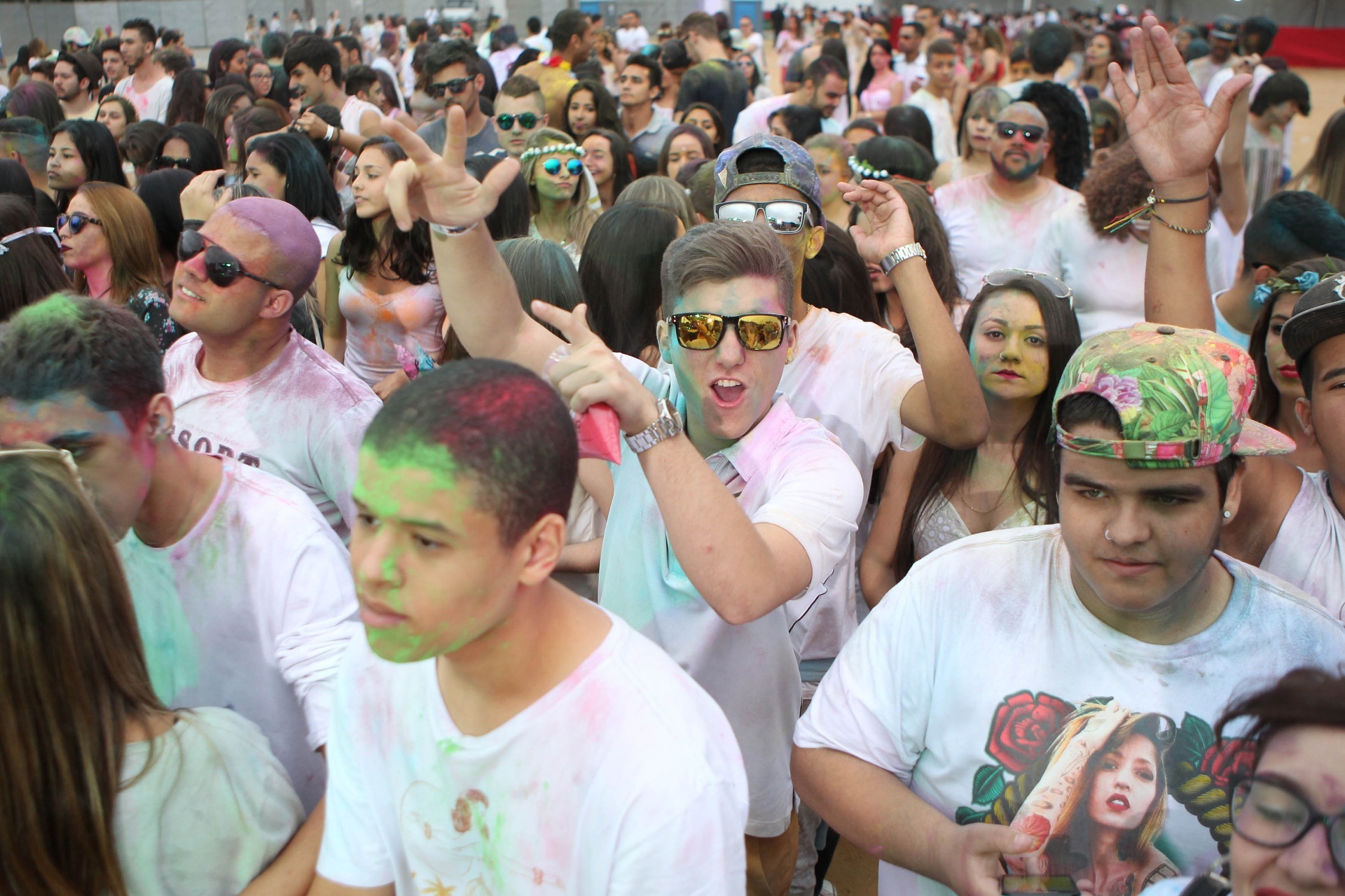 4.out.2015 - Festival Holi Color Brasil atrai muitos jovens na Arena Relâmpago, no Estádio da Portuguesa ? Canindé, em São Paulo, neste domingo - Junior Lago/UOL