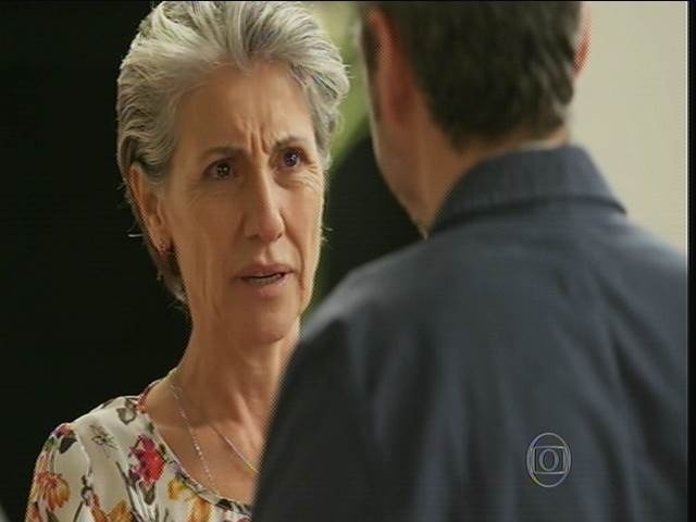 Djanira (Cássia Kis) discute com Romero (Alexandre Nero) na festa de casamento - Reprodução/TV Globo