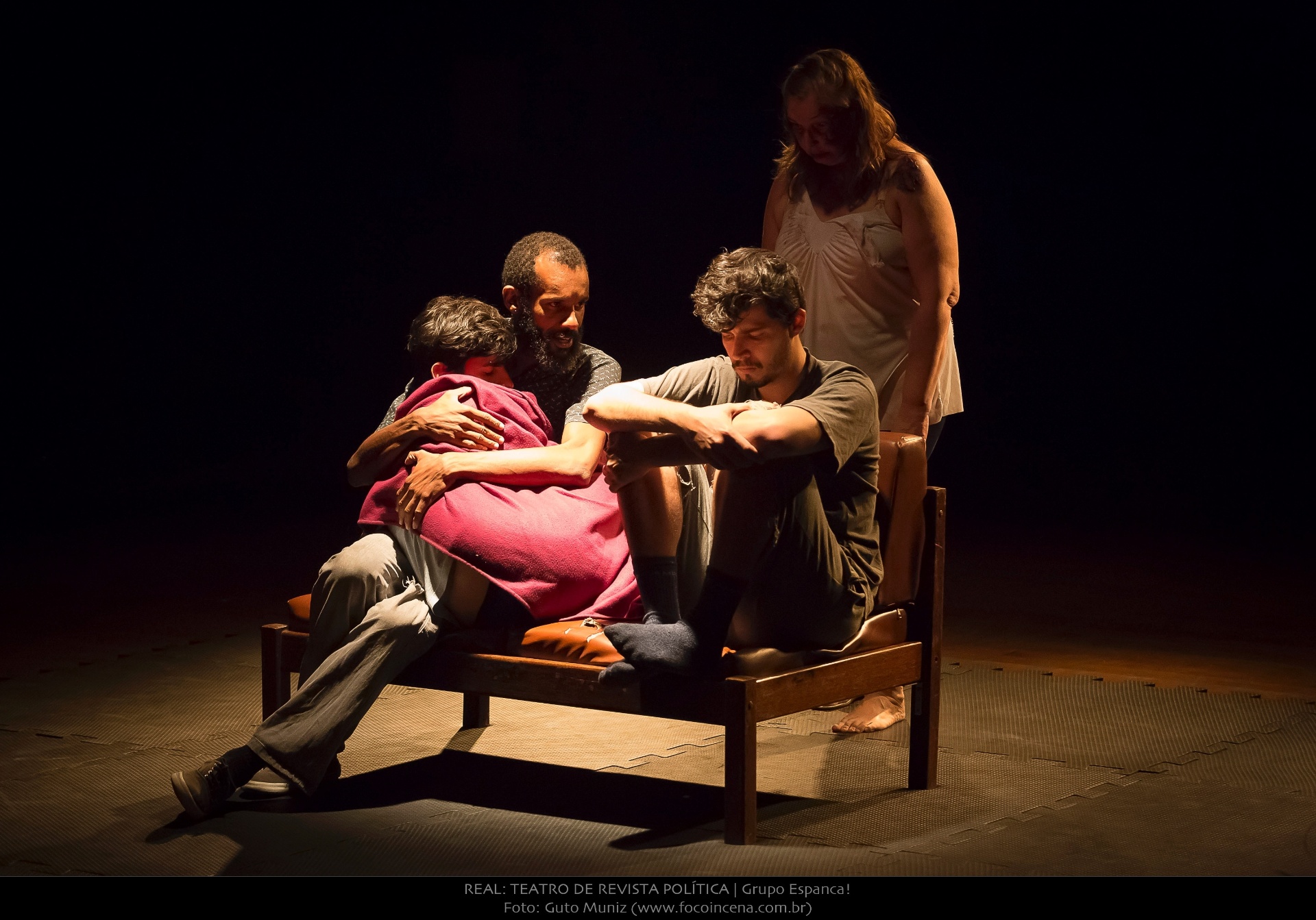 Peça "Real: Teatro de Revista Política", que o grupo mineiro Espanca! se apresenta de quinta (19) a domingo no Itaú Cultural. - Guto Muniz