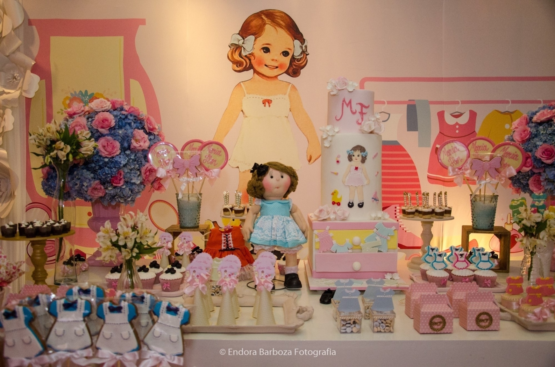 O bolo do chá de bebê da atriz Deborah Secco parecia até uma obra de arte, mas era de comer! Confeccionado por Alex Alvino (www.facebook.com/alex.bolos.9), o bolo foi feito com pasta americana e tinha recheio de cinco tipos de chocolates diferentes. A Fru Fru by Lorena Duque apostou em rosas e orquídeas para compor a decoração e remeter ao nome da bebê, Maria Flor. Os arranjos foram feitos pela Art Flowerdecor - Endora Barboza Fotografia