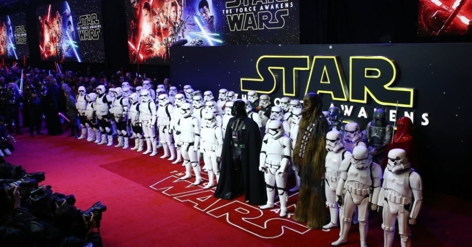 16.dez.2015 - Personagens de "Star Wars" posam para foto