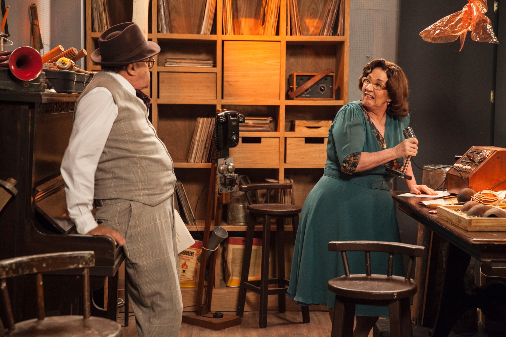 Olímpia (Rosane Gofman) e Evandro (Cláudio Tovar) no estúdio de "Herança de Ódio" - Pedro Curi/TV Globo