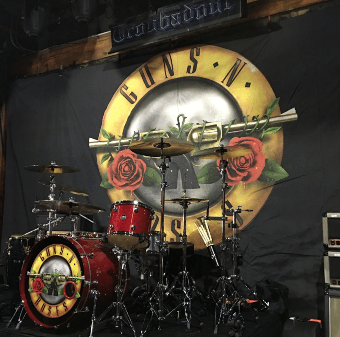 O twitter oficial da banda postou uma foto da bateria já pronta para o show no Troubador - Reprodução