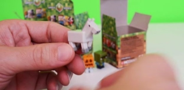 Miniatura de brinquedo enviada a crianças que têm canal no Youtube - Reprodução