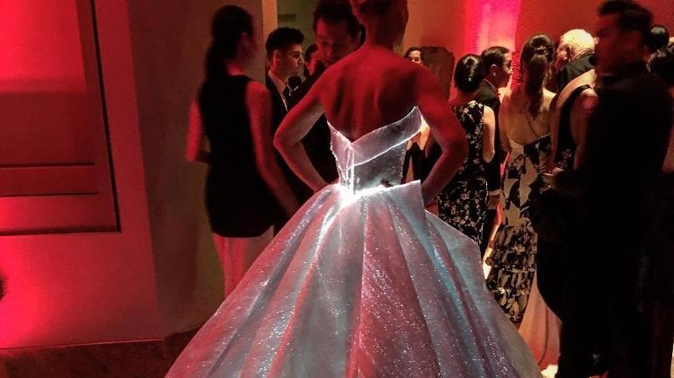 Clare Danes - vestido iluminado - Reprodução/Twitter/@zacposen - Reprodução/Twitter/@zacposen