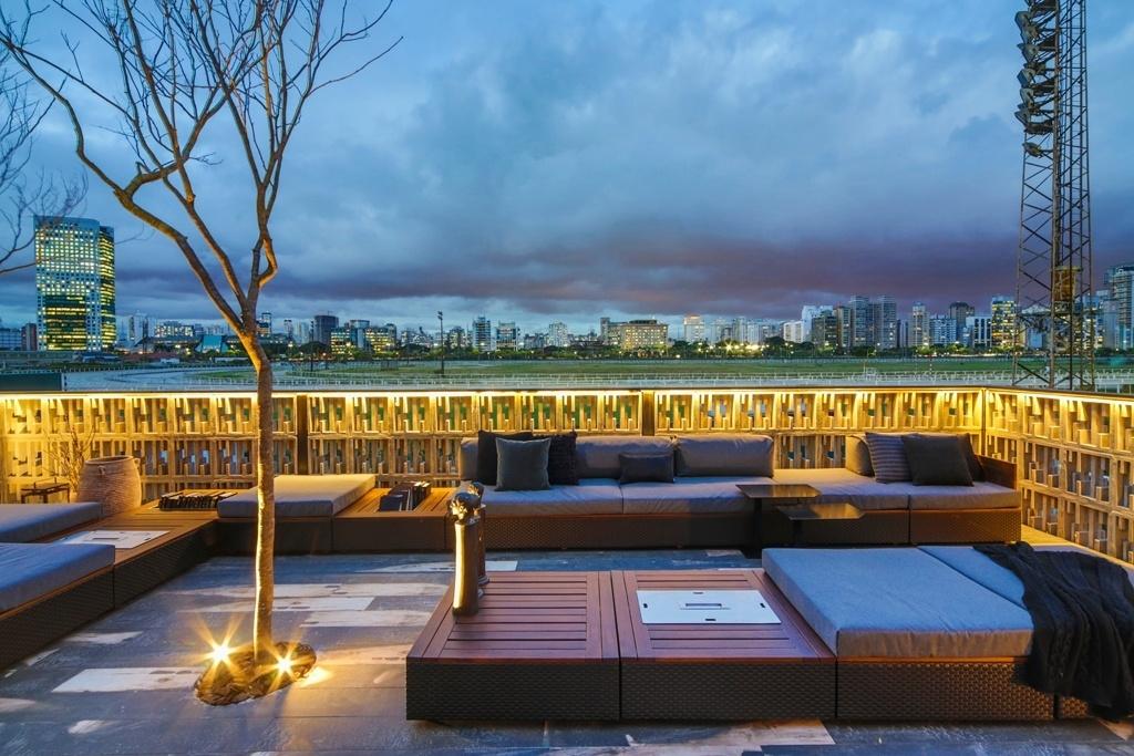 Cobogós delimitam toda a área do deck, espaço de relaxamento e contemplação que complementa o Lounge Déco, projetado pelo arquiteto Léo Shehtman para a edição de 30 anos da Casa Cor SP - Divulgação