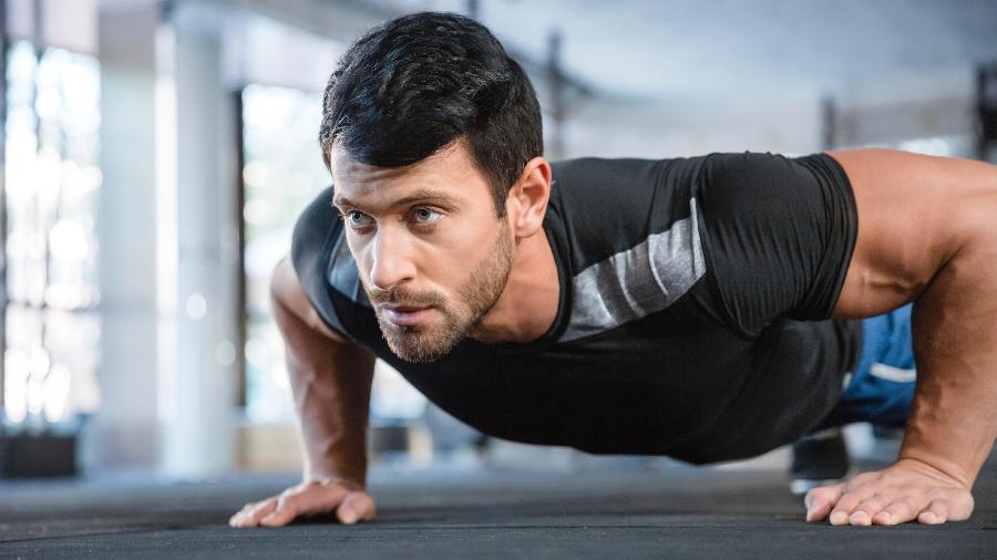 Estudo com bombeiros homens mostrou que flexões podem mostrar aptidão física e saúde cardiovascular da pessoa - iStock