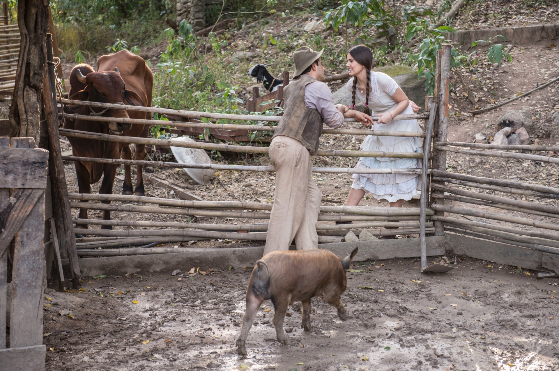 Jul.2016 - Cena da novela "Êta Mundo Bom".  Zé dos Porcos (Anderson Di Rizzi) tenta convencer Madalfa (Camila Queiroz) a fugir com ele - Divulgação /Globo