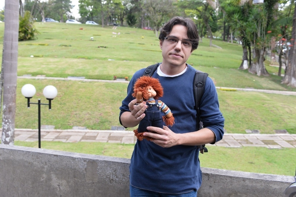 14.out.2016 - Com boneco de Fofão, o fã Luis Grama comparece ao velório de Orival Pessini no Cemitério Gethsêmani, em São Paulo - Francisco Cepeda/AgNews