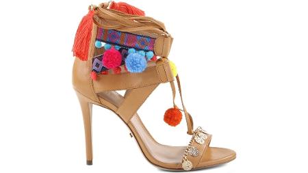 tenis com pompom arezzo