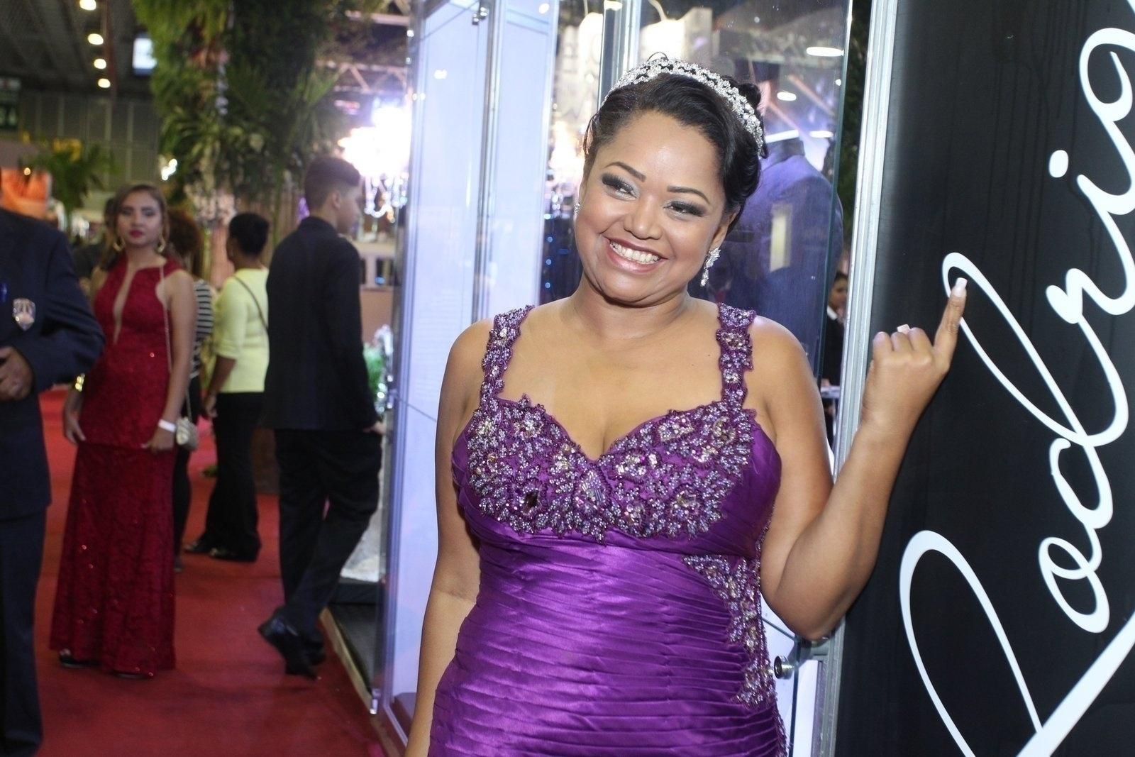 De roxo, Elis chega a cerimônia de seu casamento com Luiz Carlos, no rio - Marcello  Sá Barretto / AgNews