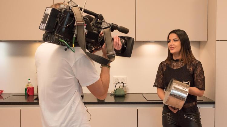 Gyselle Soares grava o programa programa "Diner Presque Parfait" para a TV francesa - Divulgação - Divulgação