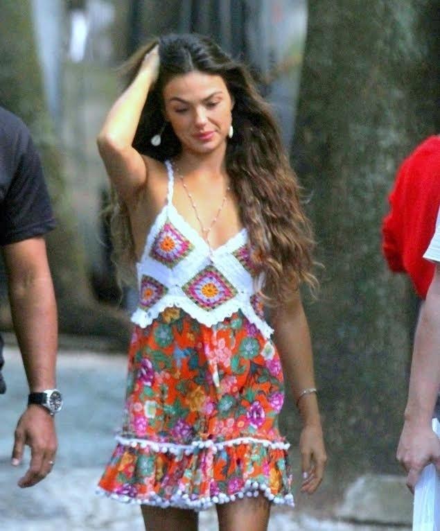 De vestidinho florido, brinco e colar de conchas, Isis Valverde grava cenas de Ritinha, de "A Força do Querer" nas ruas de São Conrado, zona sul do Rio - Delson Silva/Ag.News