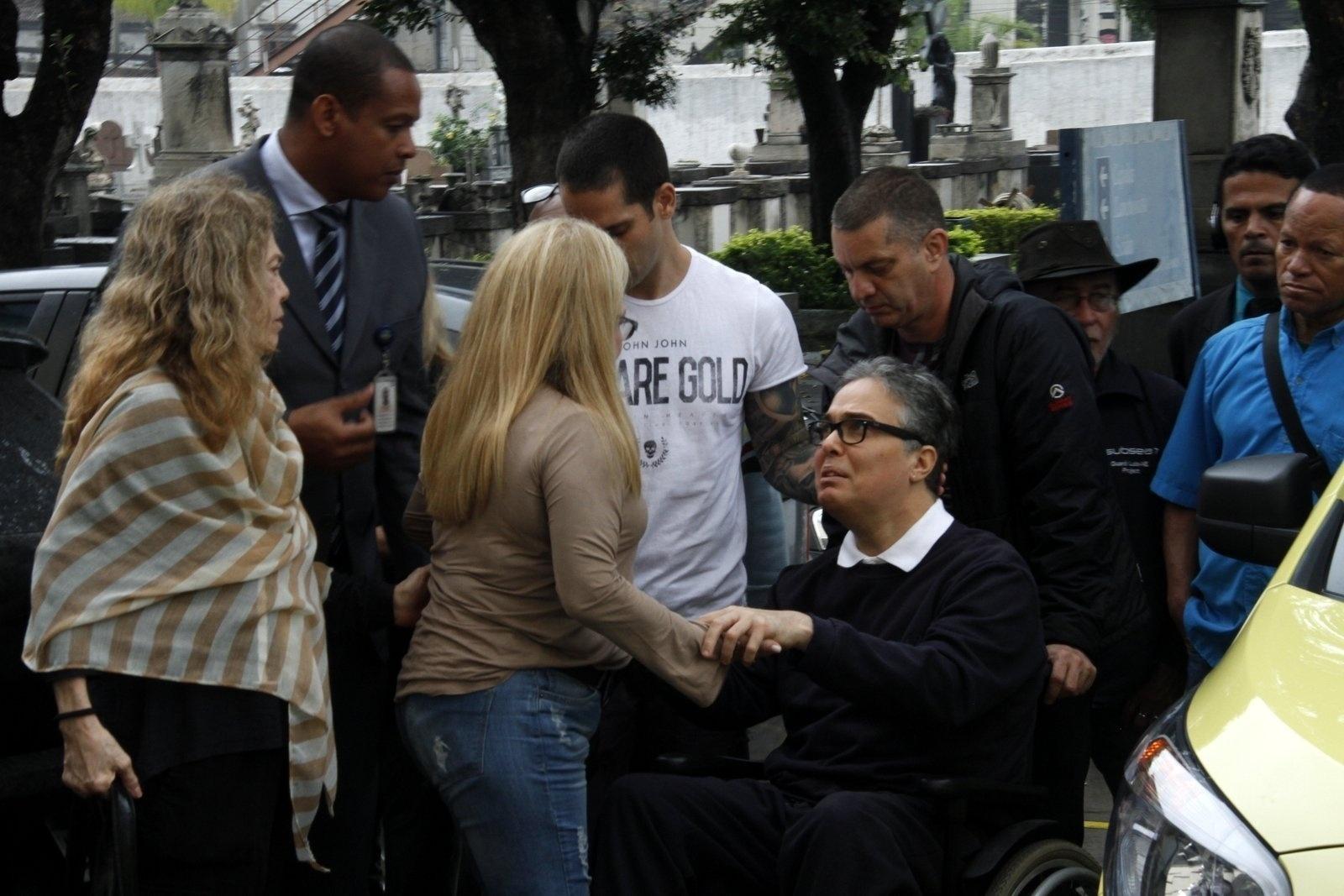 Flávio Silvino comparece ao velório do pai, Paulo, que morreu nesta quinta-feira (17), vítima de câncer - Marcos Ferreira / Brazil News