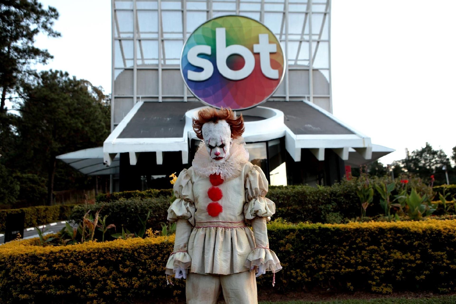 O ator Robim Castro posa em frente à sede do SBT como o palhaço Pennywise na pegadinha "It: A Coisa", do "Programa Silvio Santos" - Divulgação/SBT
