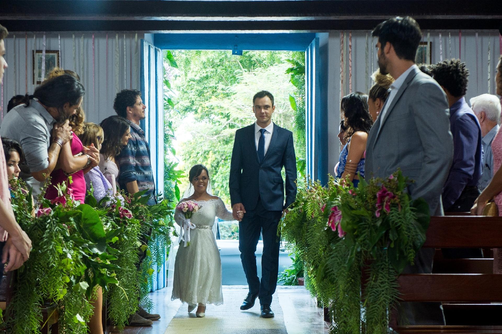 Estela (Juliana Caldas) entra na igreja com o irmão, Gael (Sergio Guizé), em cena do casamento em "O Outro Lado do Paraíso" - Raquel Cunha/TV Globo