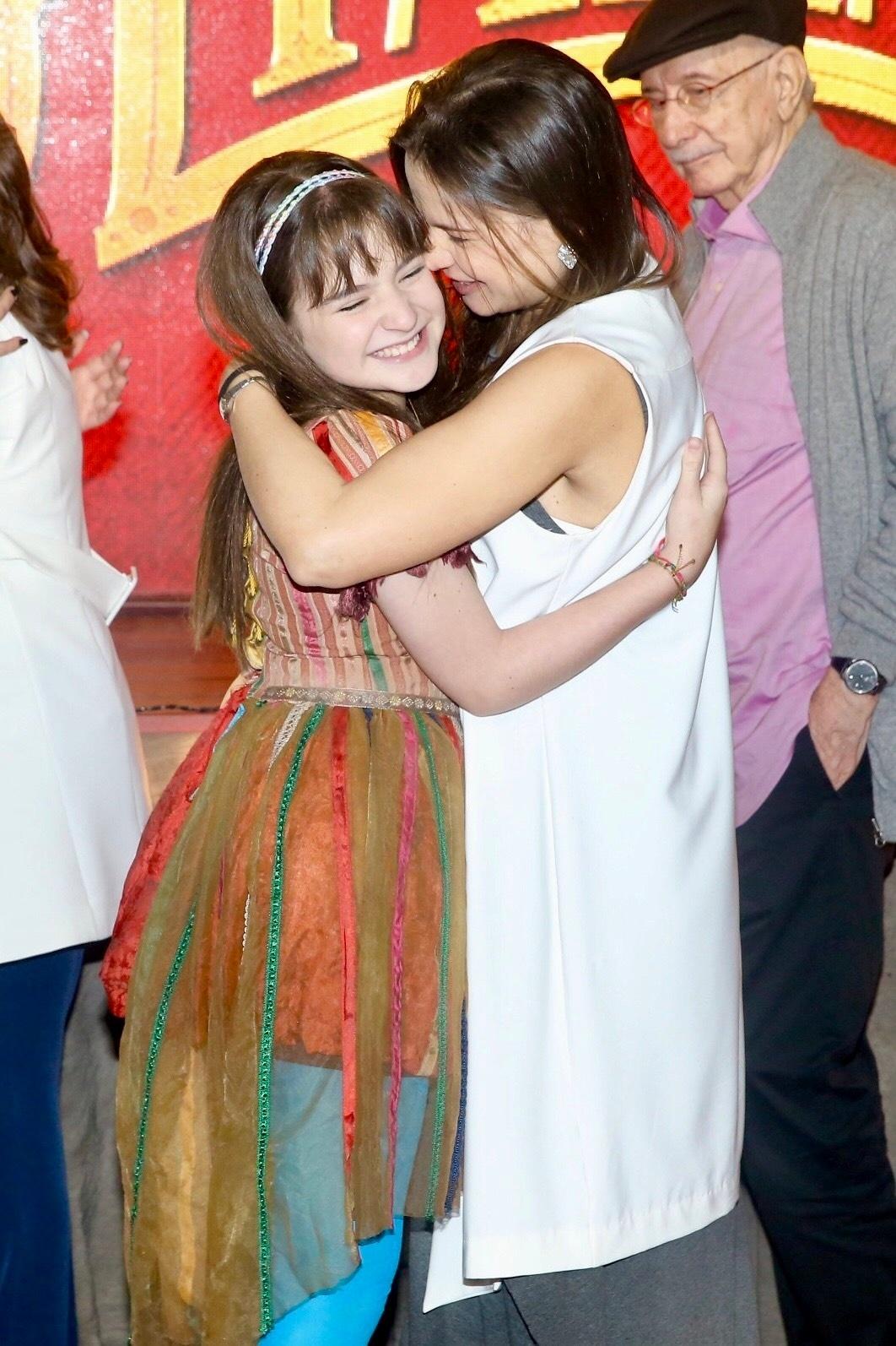 Milena Toscano abraça Sophia Valverde no lançamento da próxima novela do SBT, "As Aventuras de Poliana" - Manuela Scarpa/Brazil News